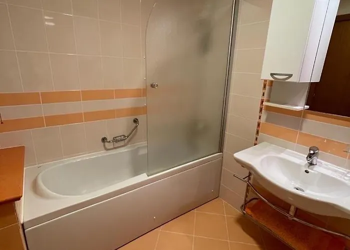 アパート Private Ravda-emerald ラヴダ