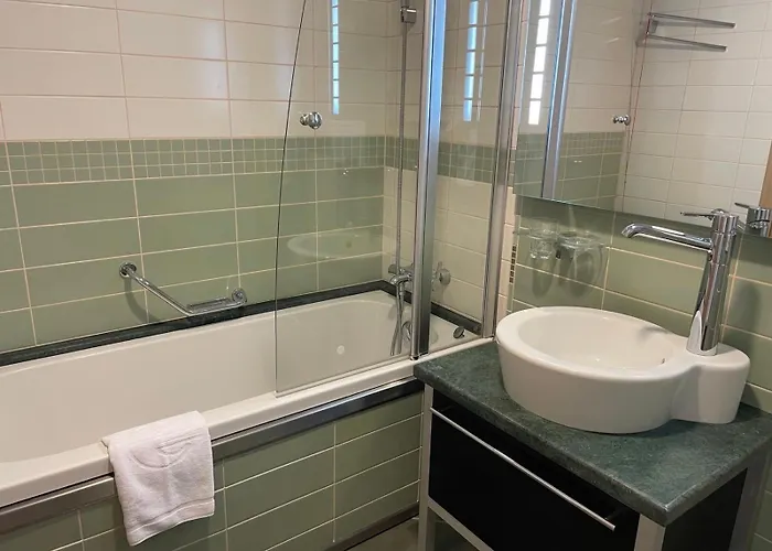 Private Ravda-emerald *