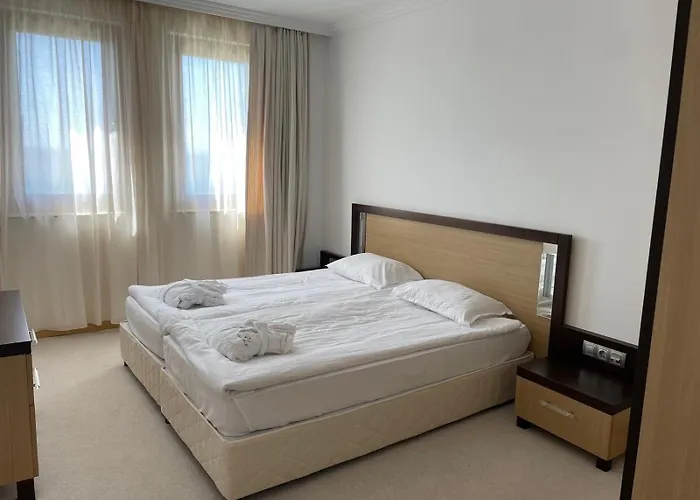 アパート Private Ravda-emerald ラヴダ